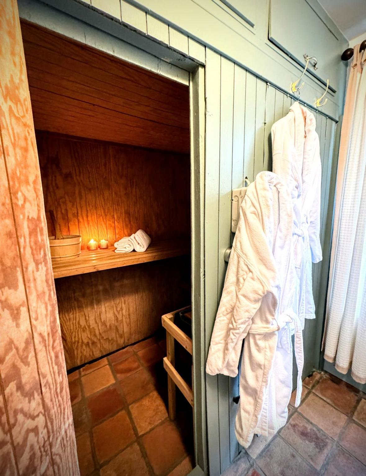 Clone Country House Aughrim Exterior foto A bathrobe hanging in a closet