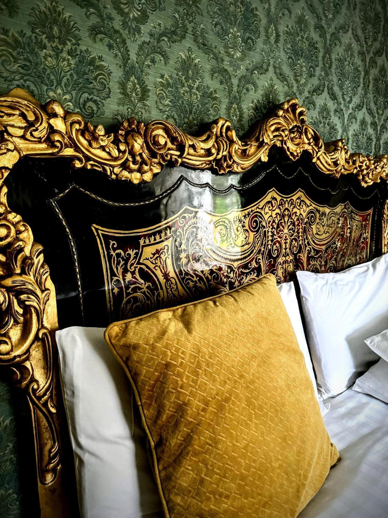 Clone Country House Aughrim Exterior foto A gold velvet cushion