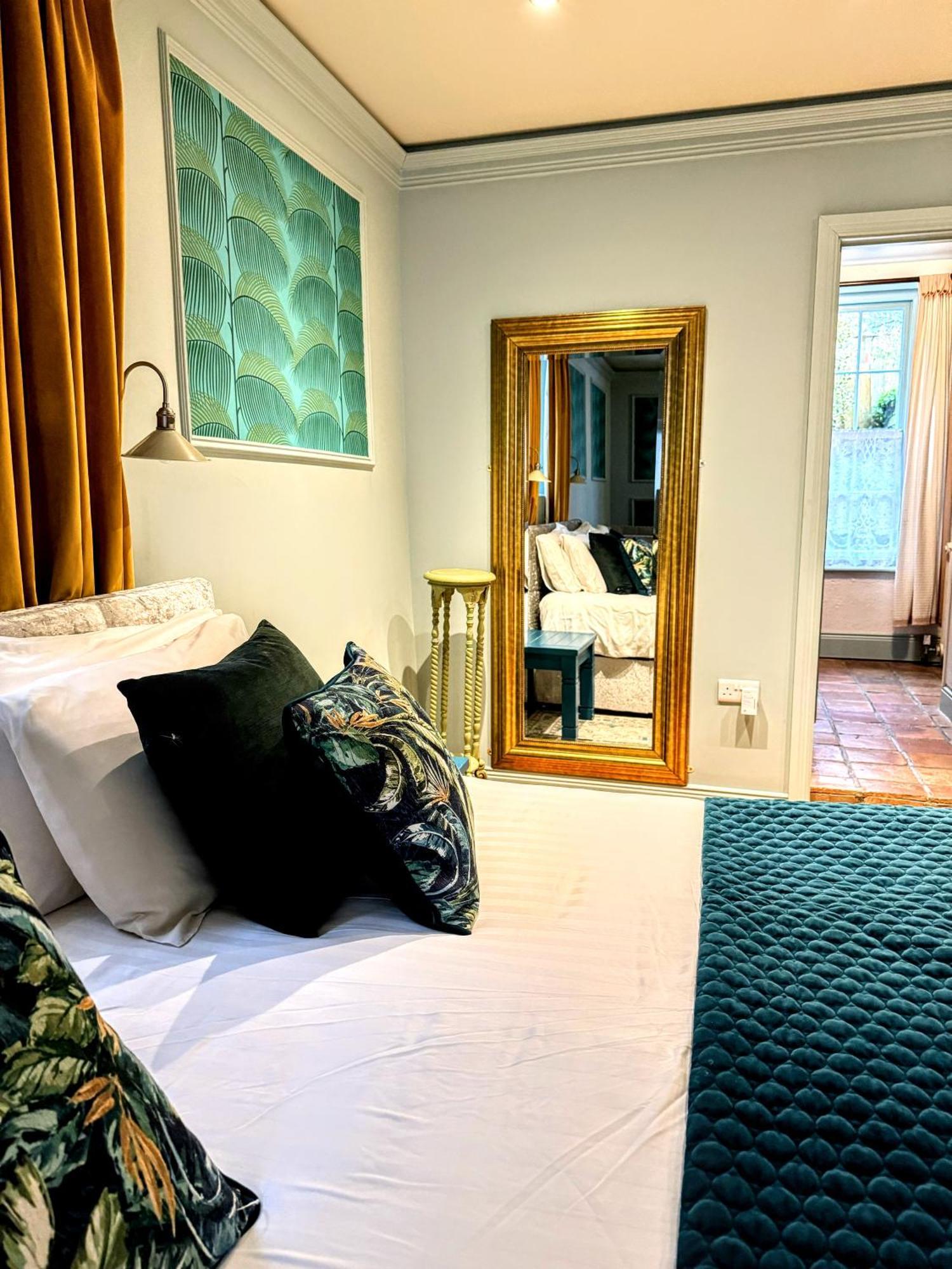 Clone Country House Aughrim Exterior foto A mirror in a bedroom