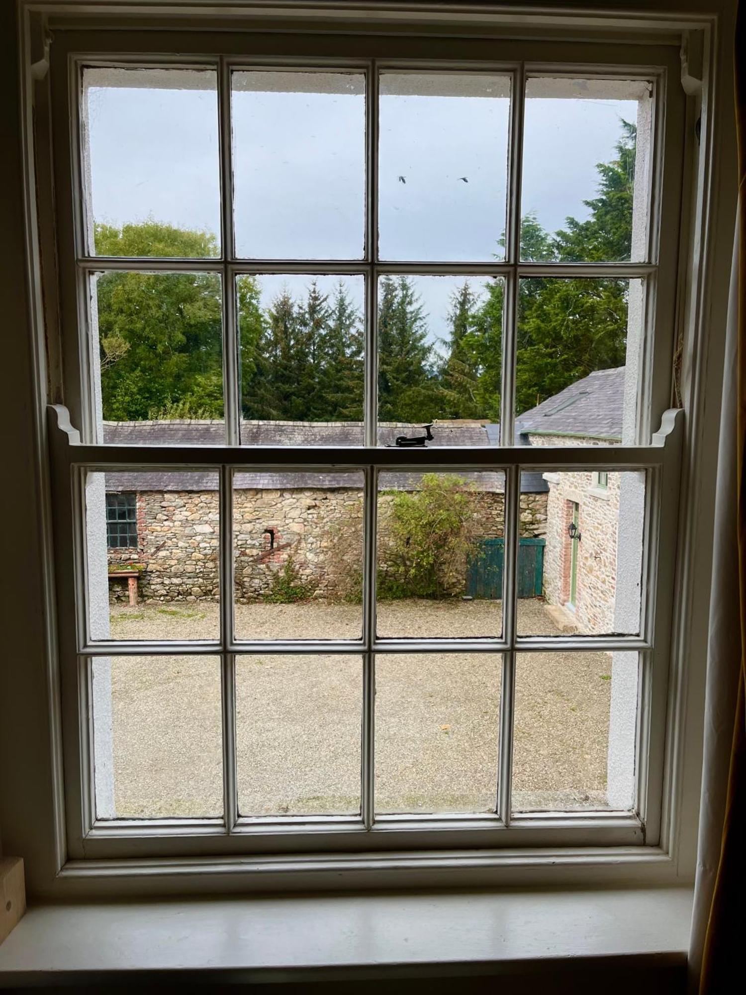 Clone Country House Aughrim Exterior foto A window with a sash lock